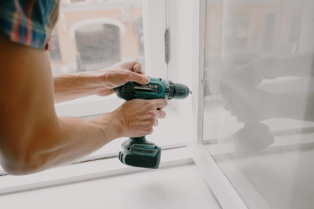 Installer fitting hardware to a door frame